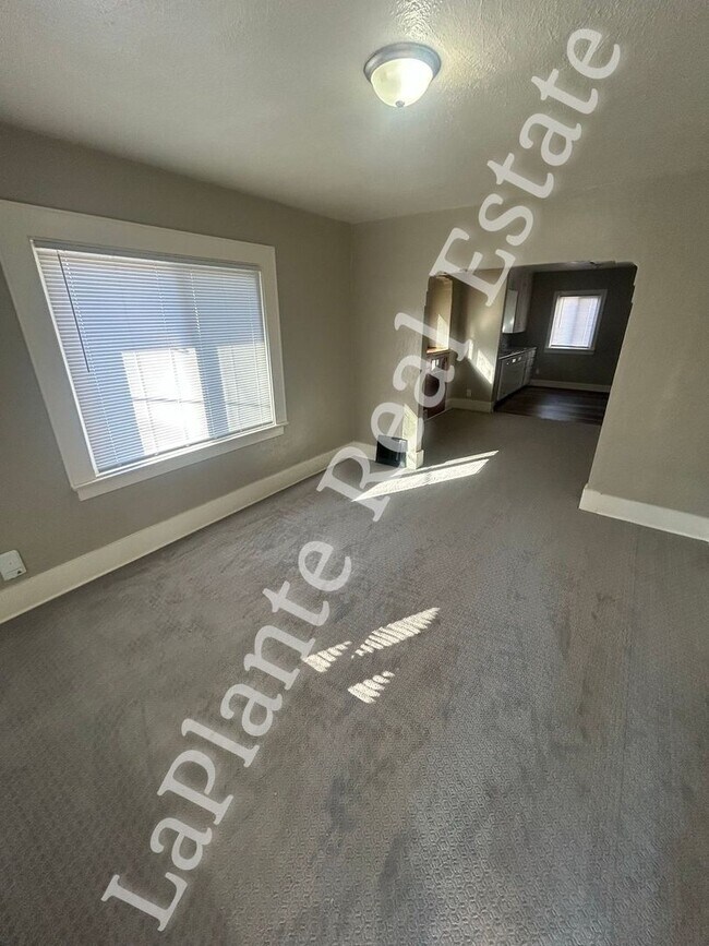 Building Photo - Bright Newly renovated Home in a Quiet West Toledo Neighborhood