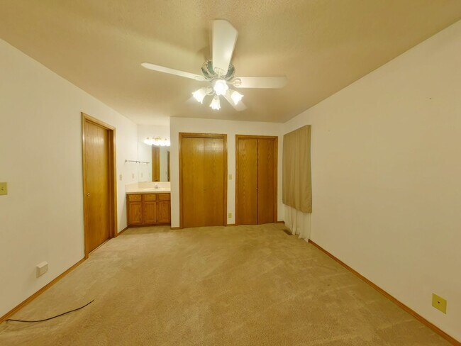 Building Photo - 3 Bedroom Home