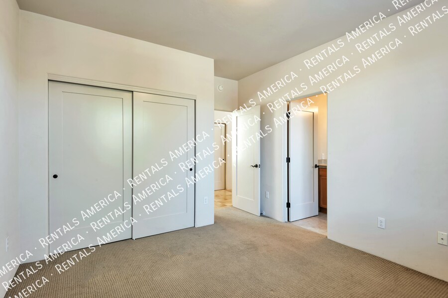 Building Photo - 1033 W Par 4 Dr