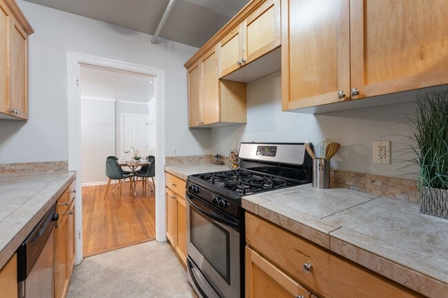 Building Photo - Bright 1 Bed condo in Kerns Neighborhood o...