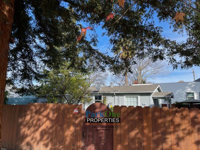 Building Photo - Ward St LO