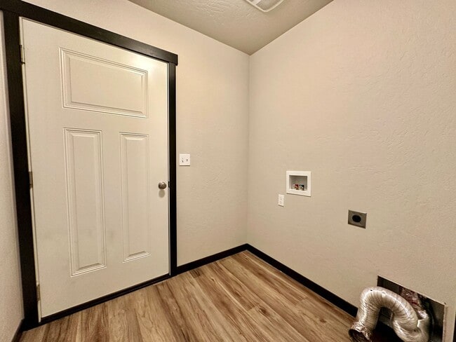 Building Photo - Modern 4 bedroom 2 bathroom home for rent ...