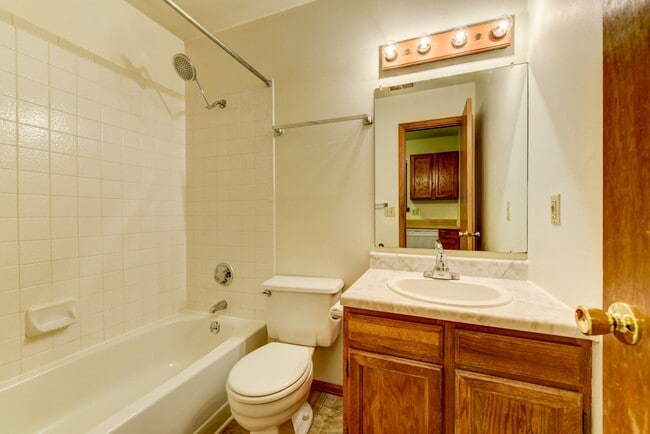 Building Photo - 2005 Goss St