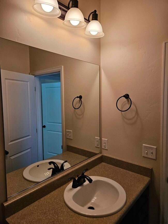 Building Photo - 571 S 360 East Cir