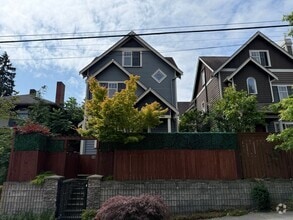 Building Photo - Modern 3bd Home Close to Woodland Park Zoo!