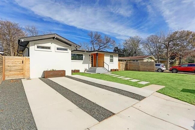 Building Photo - 604 W Crestland Dr