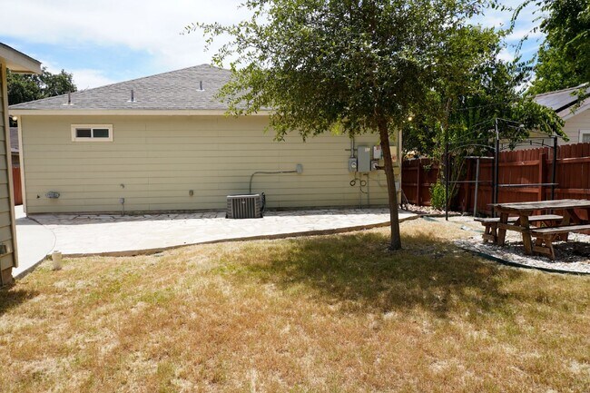 Building Photo - Beacon Hill, 3 Bedroom, 2 Bathroom, 2017 Build, ***Solar Panels, Utilities Average $40 per month***