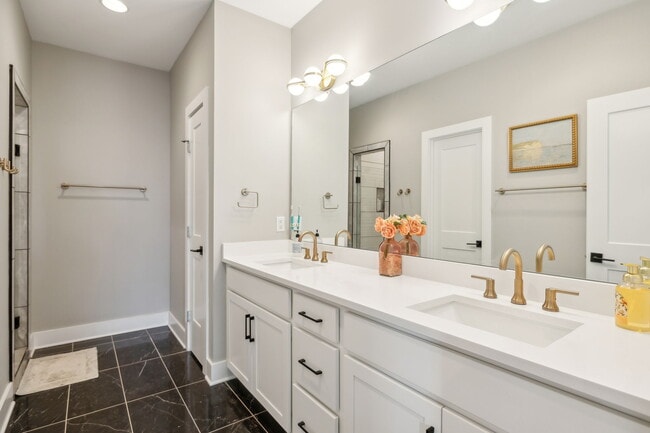 Building Photo - 6216B California Ave