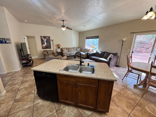 Building Photo - Short Term Fully Furnished Rental! Available May 1st - October 31st!