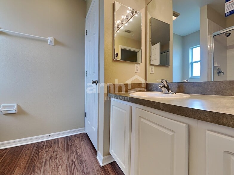 Building Photo - 1322 Lake Idamere Blvd