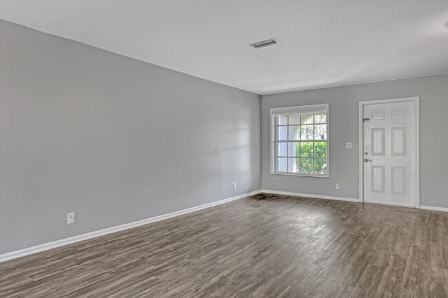 Building Photo - 3464 Commodore Ct