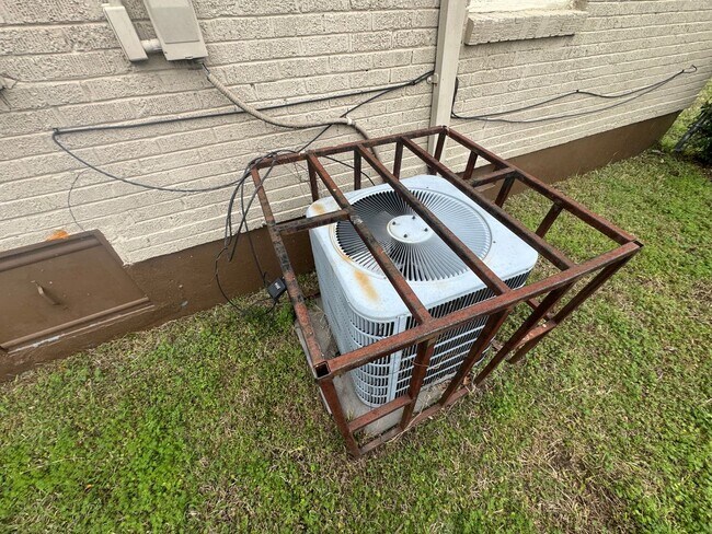 Building Photo - 1895 S Lauderdale St