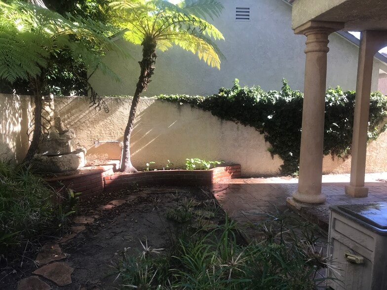 backyard - 1304 Mackay Ln