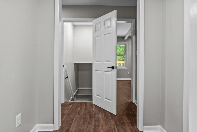 Building Photo - Charming Weatherly Woods Home with In-Law ...