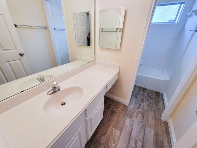 Building Photo - NICE CLEAN HOME. FORMAL LIVING DINING , DEN, BIG KITCHEN WITH BRAKFAST ROOM. TILE FLOOR IN KITCHE...