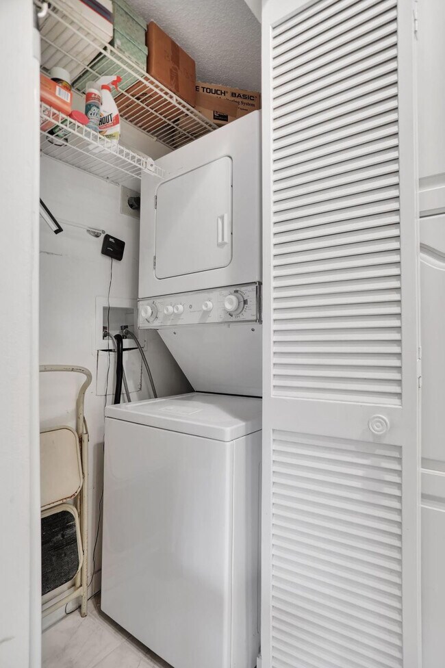 Building Photo - 330 SE 20th Ave