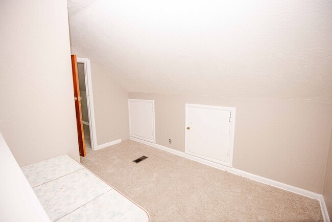 Building Photo - West Toledo 3 Bedroom