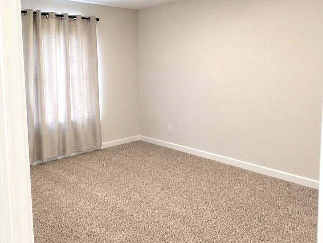 Building Photo - 13725 Sanibel St