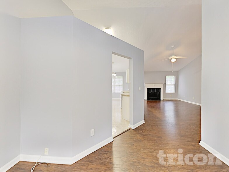 Building Photo - 2331 Sandspring Dr SW