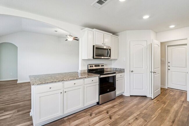 Building Photo - 721 Trinity Trl