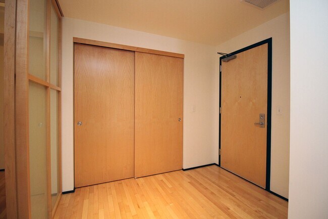 Building Photo - Exceptional 1 bd + bonus, City Views in Pe...