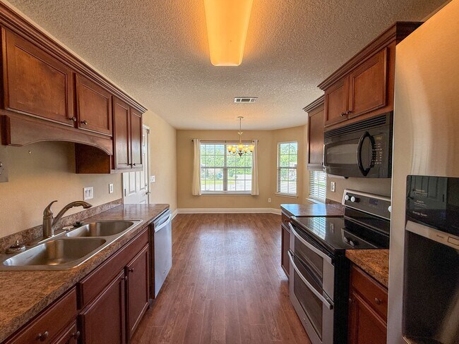 Building Photo - 3 Bedroom 2 Bath Home for Rent with Charmi...