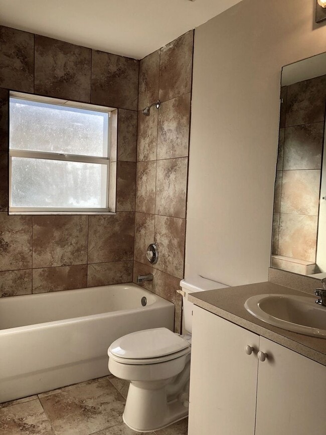 Building Photo - Experience this Large Cape Coral 3 bedroom 2 bath duplex with 1 car garage and screened in lanai.