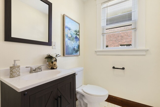 Building Photo - 401 S Buchanan St