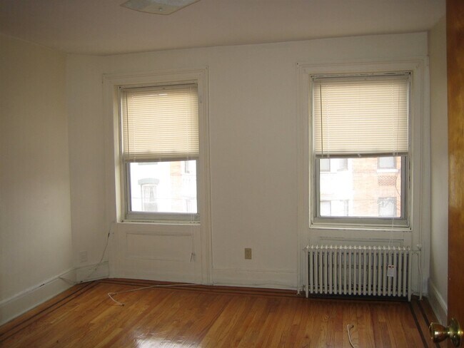 Building Photo - 824 Garden St