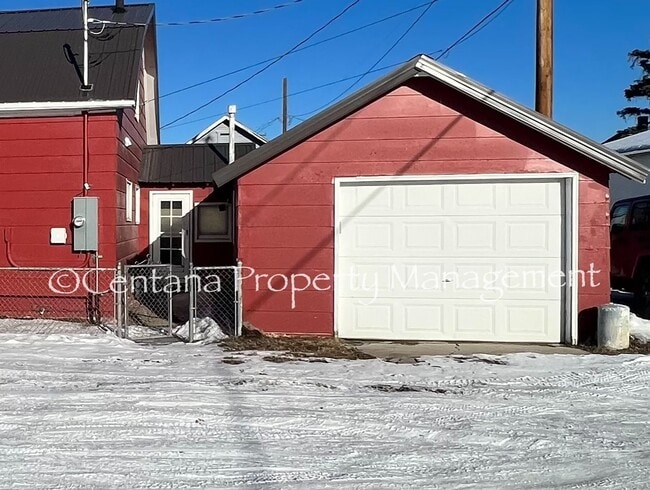 Building Photo - Updated Barn House with a Garage!