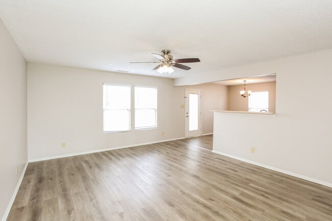 Building Photo - 8840 Hosta Way