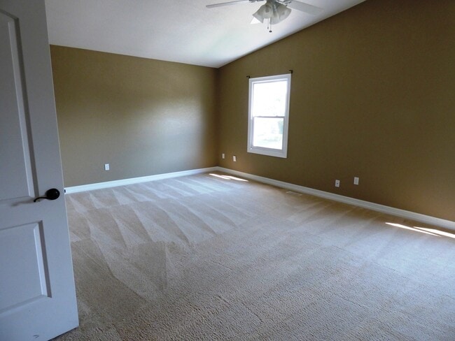Building Photo - Stunning 3 Bedroom/ 3 Bath Home With Large Backyard!