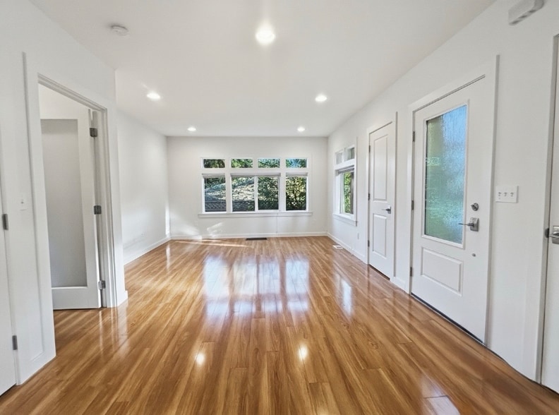 Building Photo - 106 N 140th St