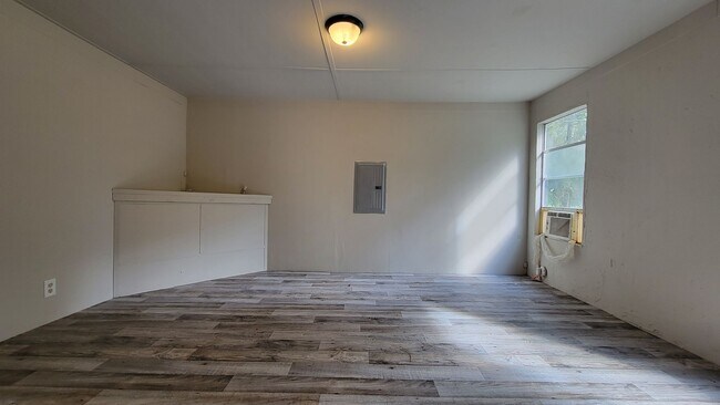 Building Photo - 2 Bed | 1 1/2 Bath | Fenced & Gated 1/4 Acre of land