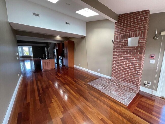 Building Photo - 422 Broadway,