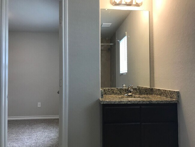 Building Photo - Townhome for rent