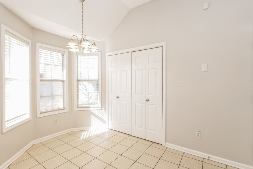 Building Photo - 8445 Clubview Dr