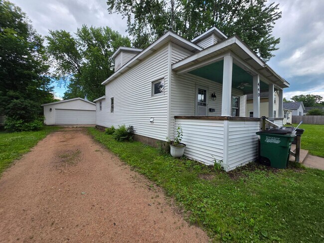 Building Photo - 4 Bed 2 Bath Single Family Home in Wisconsin Rapids