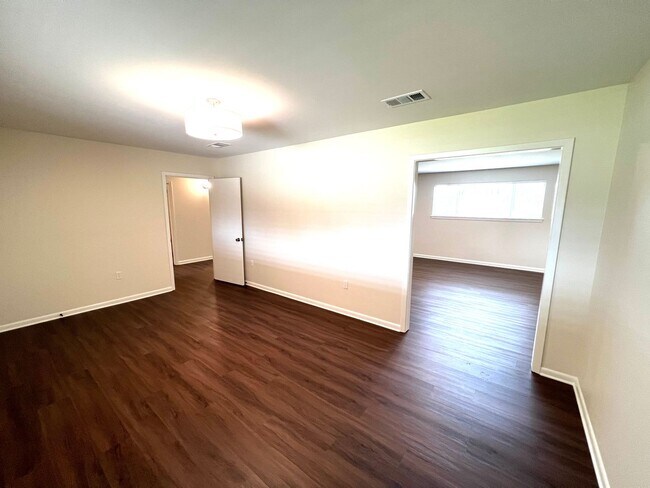 Building Photo - Updated 3 Bedroom Home with All Appliances & Double Garage