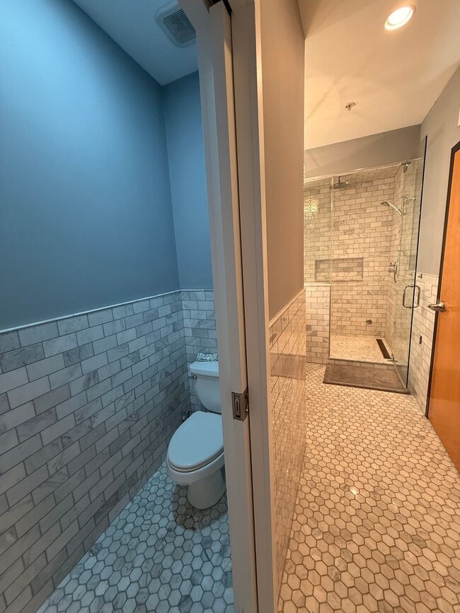 Building Photo - Fully Furnished!! Ready NOW! Sleek & Modern