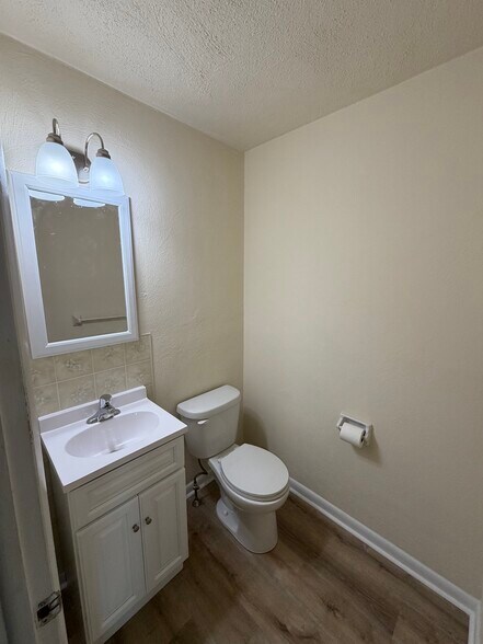 Building Photo - 16 Cherry St