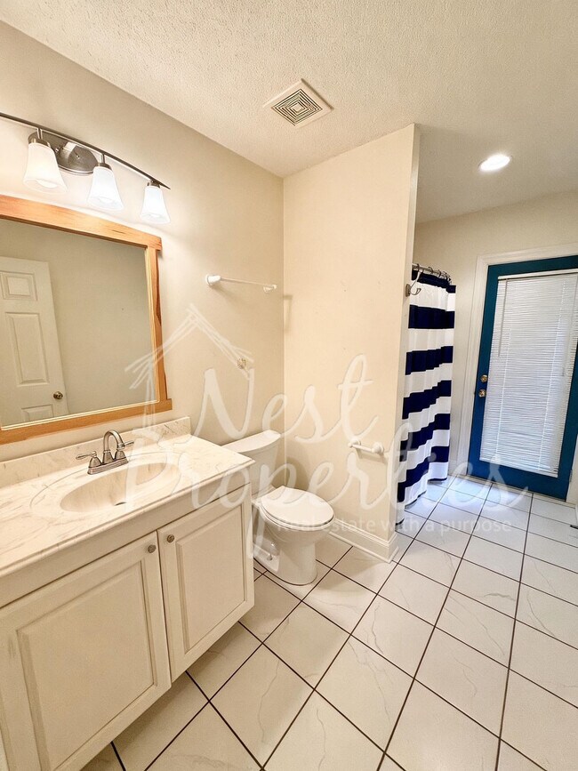 Building Photo - 1429 Adella St
