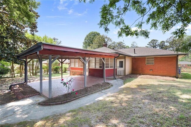 Building Photo - 2311 Robin Ln SE