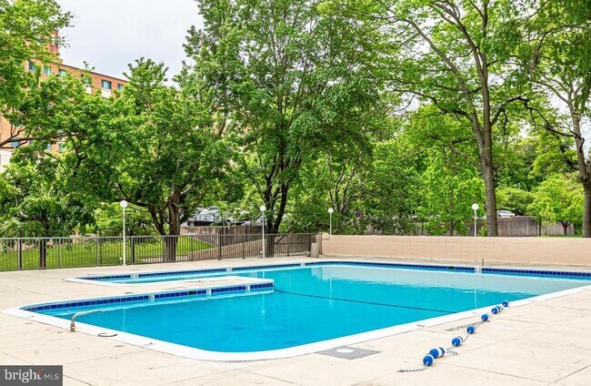 Building Photo - 1300 Army Navy Dr