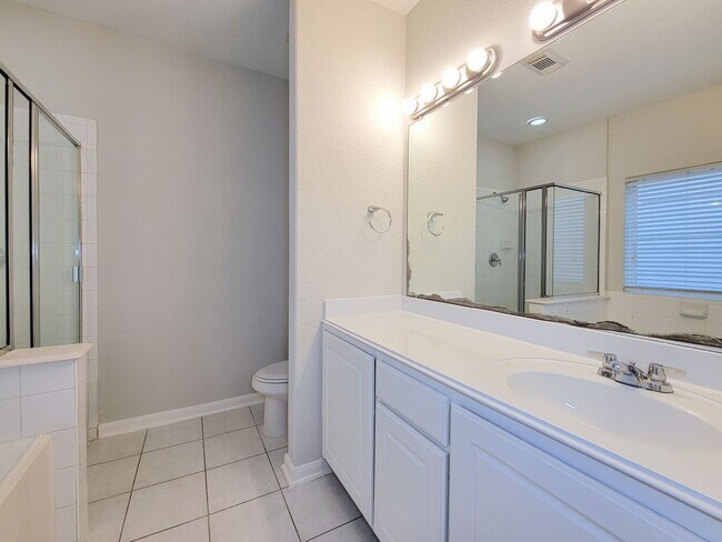 Building Photo - Gorgeous Large Floorplan with High Ceilings!