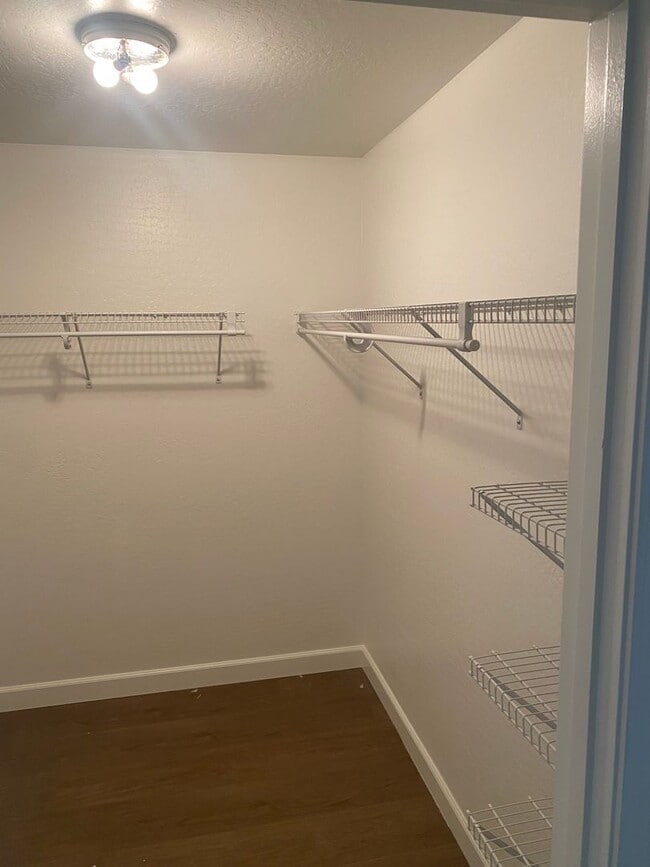 Building Photo - 3 bed 2 bath