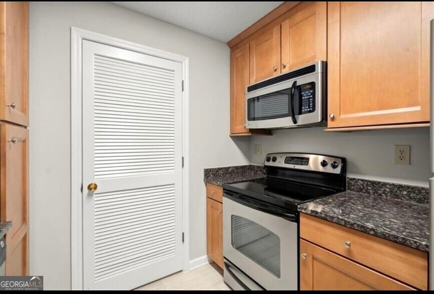 Kitchen with door to laundry room - 534 Granville Ct