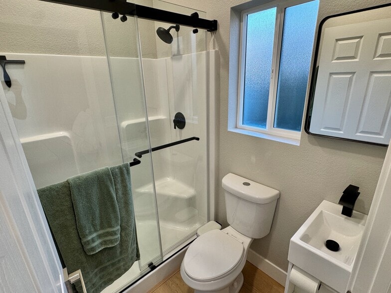 Full bath #2 - 711 N Hobson Ave