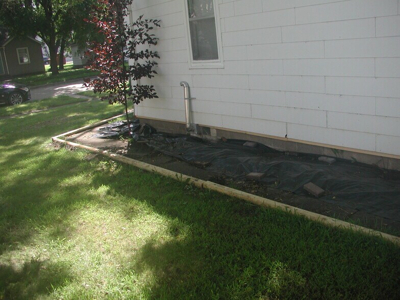 Building Photo - 241 E Ronning Ave