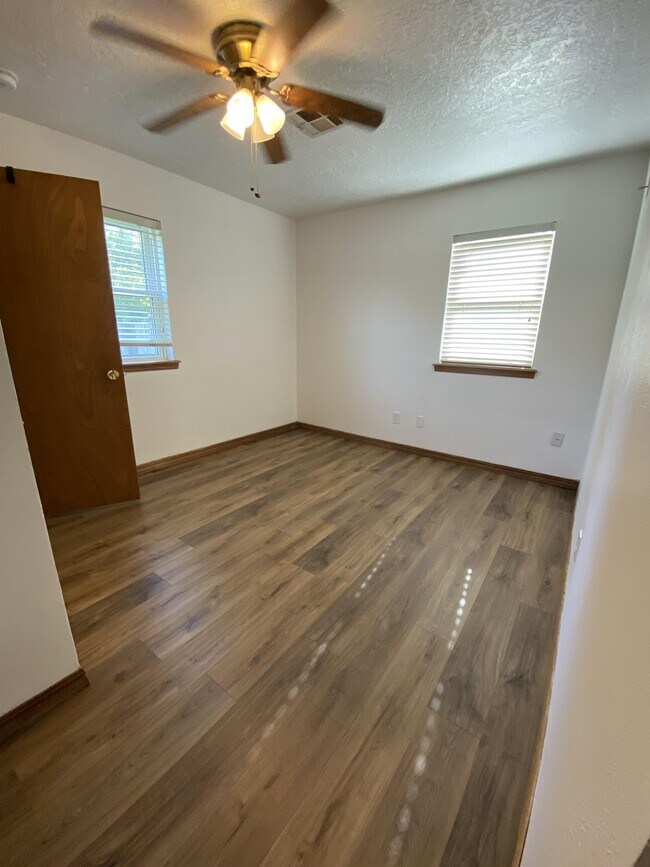 Building Photo - 227 W Ridge Rd